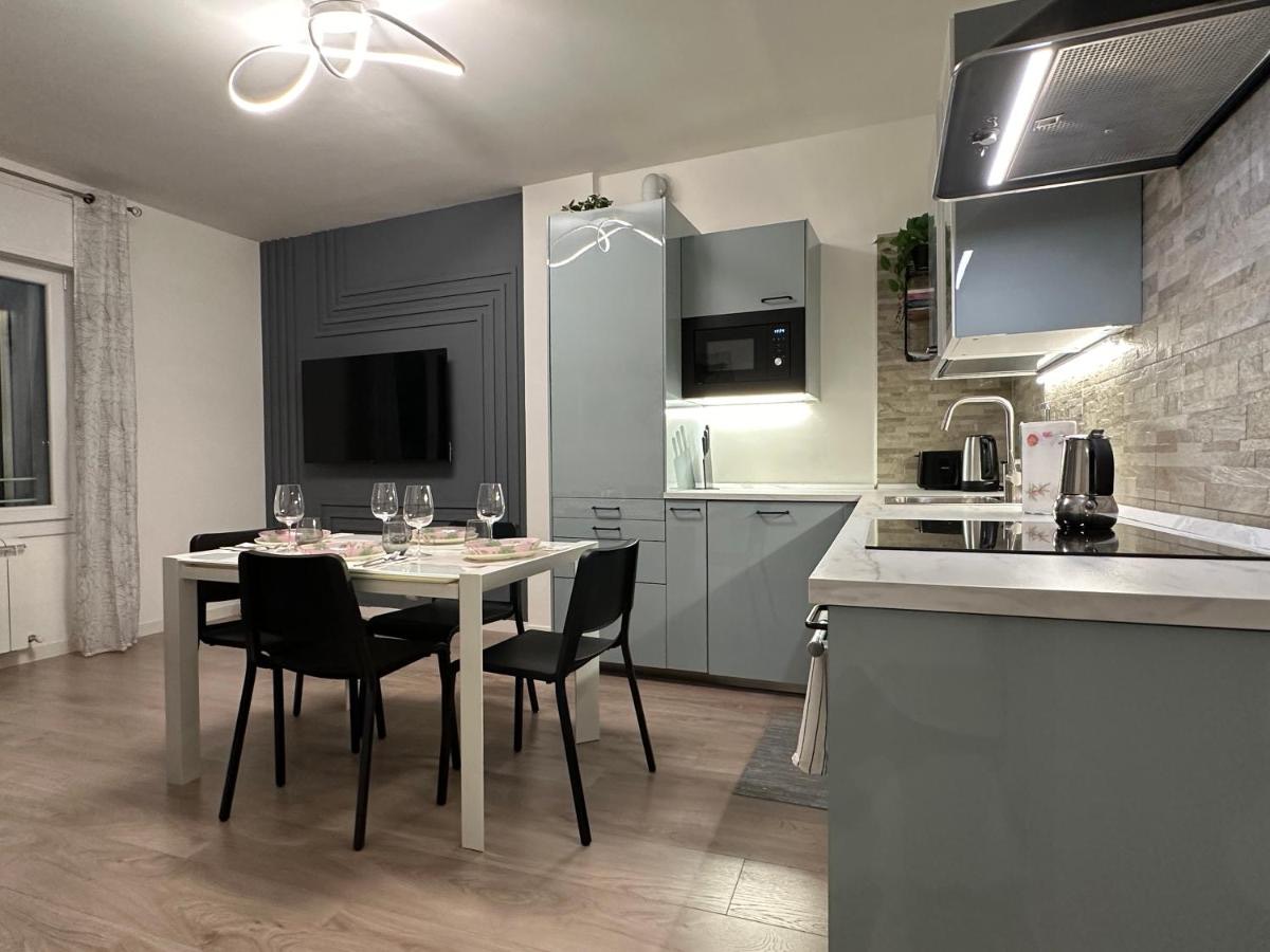 Zona giorno con tavolo da pranzo e cucina