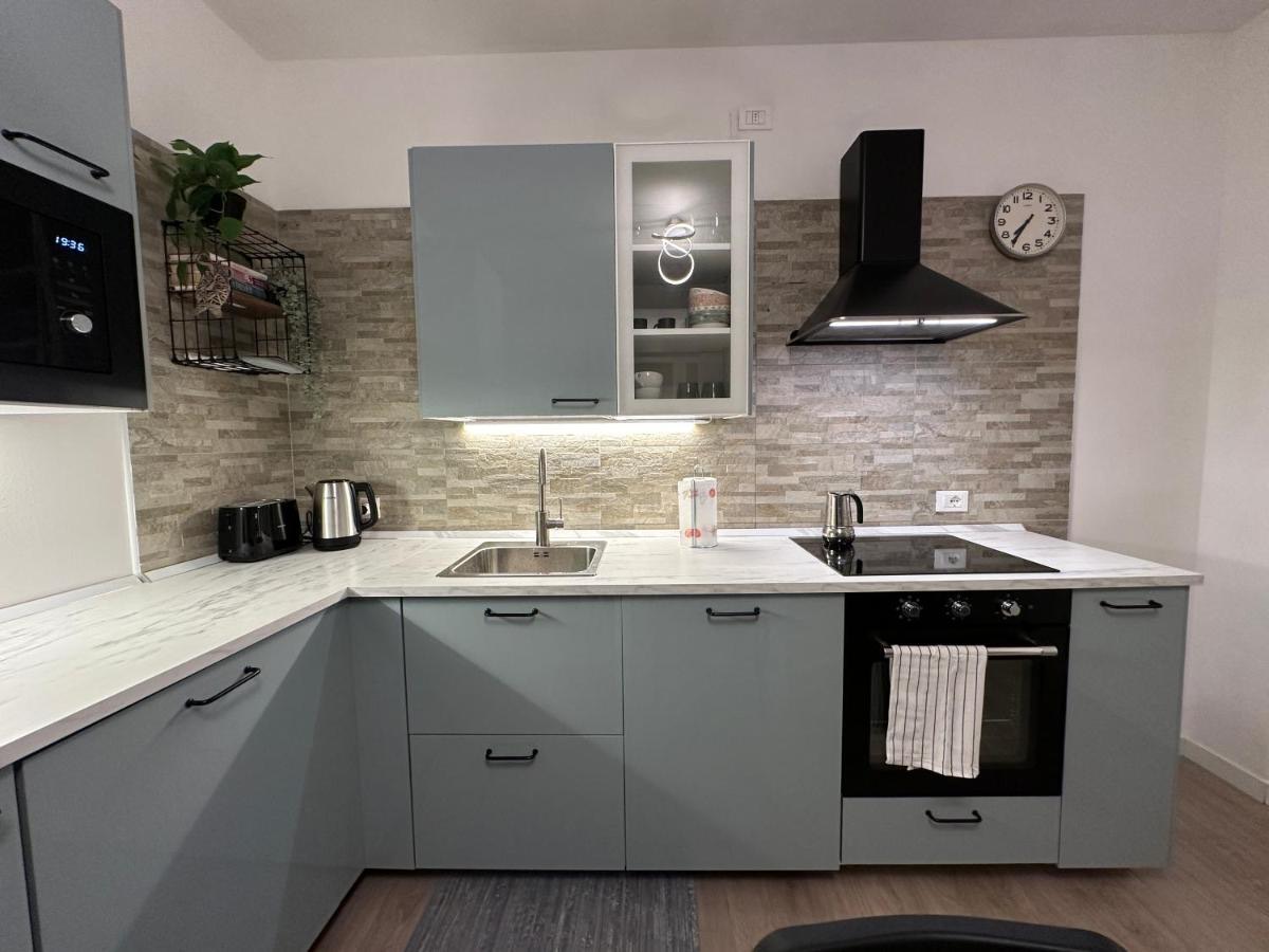Cucina ad angolo con forno e piano cottura
